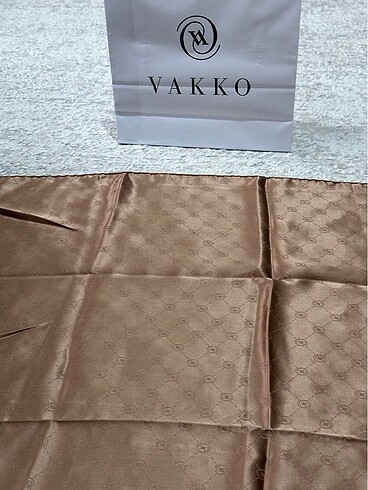 Beden kahverengi Renk Orjinal Vakko Monogram İpek Eşarp