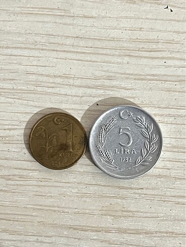  Ters basım 1982 5 lira ve yanında 1 kuruş