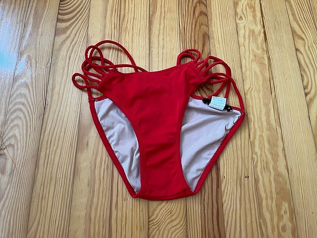 Kırmızı bikini alt