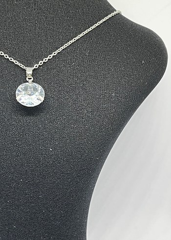  Beden Zincir Detaylı Beyaz Tektaş Midi Kolye