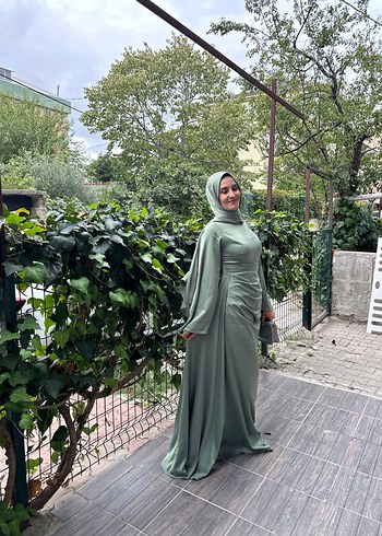 Abiye Saten abiye elbise şal ile beraberdir