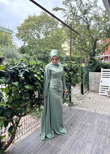 Saten abiye elbise şal ile beraberdir