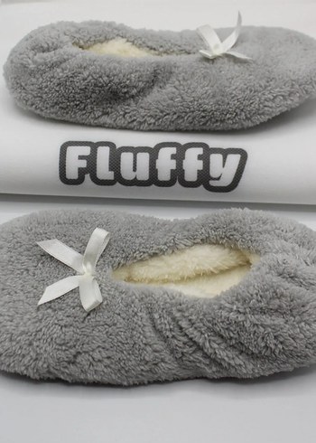 Diğer fluffy kadın fiyonklu ev babetleri