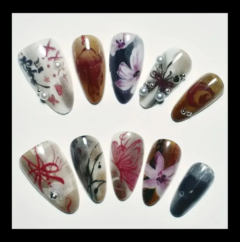 Çok Renkli Koyu Tırnak Süslemeleri - Görsel 3