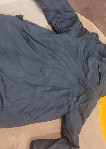 Erkek Çocuk Siyah Kapüşonlu Mont - Görsel 2