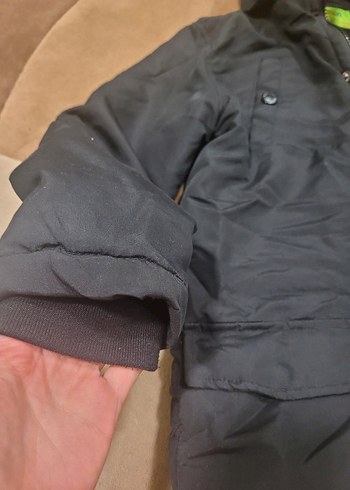 Erkek Çocuk Siyah Kapüşonlu Mont - Görsel 3