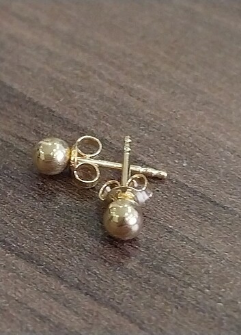 Neva Gümüş Gümüş 4 mm gold top küpe 