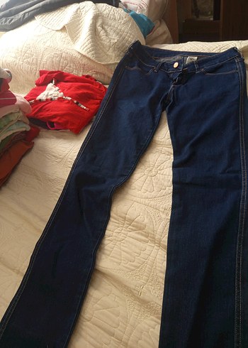 38 Beden Gri Baskılı omzu düşük bluz ve kot pantolon