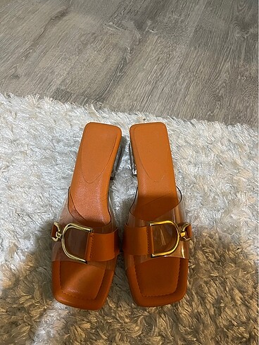 Diğer topuklu sandalet