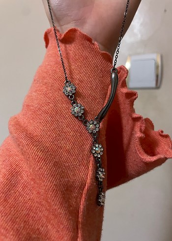 Zincir Detaylı Minimalist Beyaz çiçek Desenli Kolye - Görsel 3