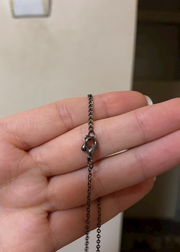 Zincir Detaylı Minimalist Beyaz çiçek Desenli Kolye - Görsel 4