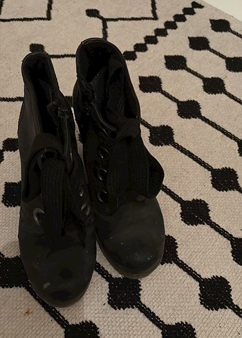 Siyah Dolgu Topuklu Bağcıklı Kadın Bot - Görsel 3