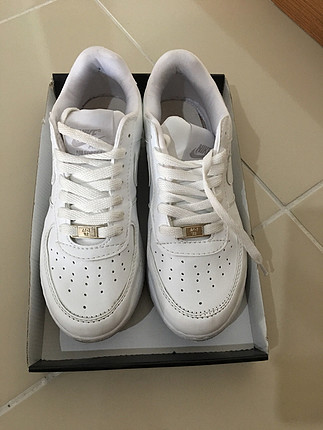 Nike Sadece 2 defa giyildi. Ayağımı sıktığı için satıyorum. Kombinler