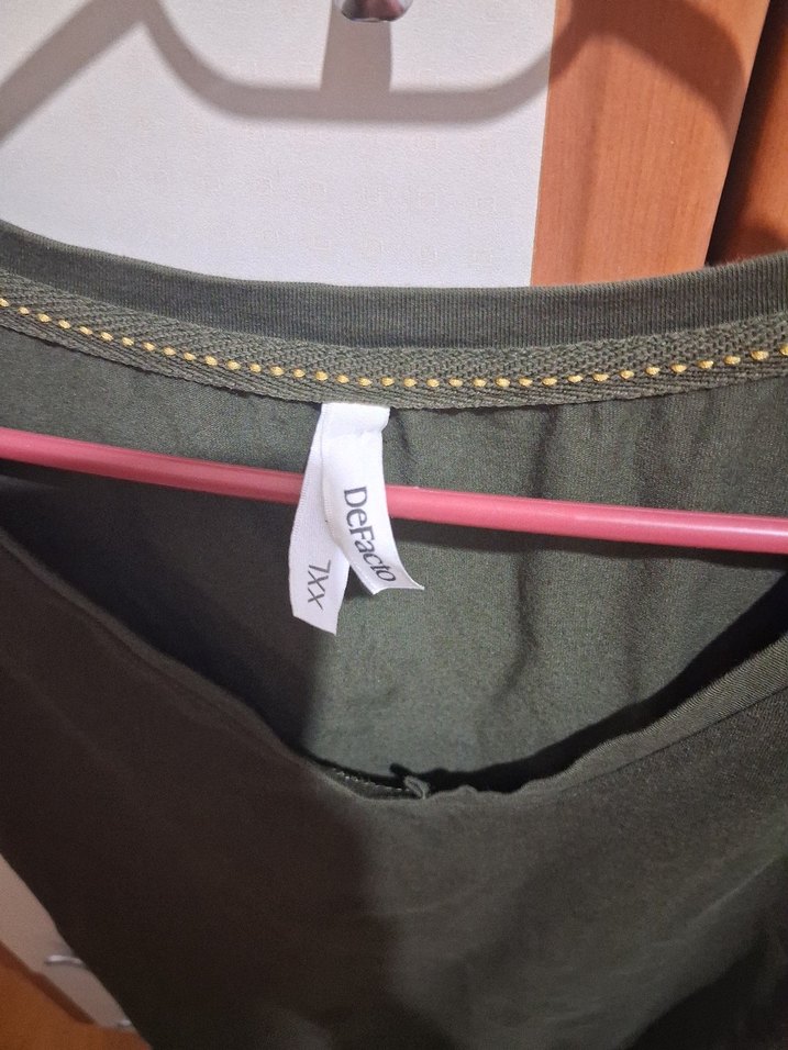 Kadın Haki V Yaka Kısa Kollu Tişört - Görsel 2