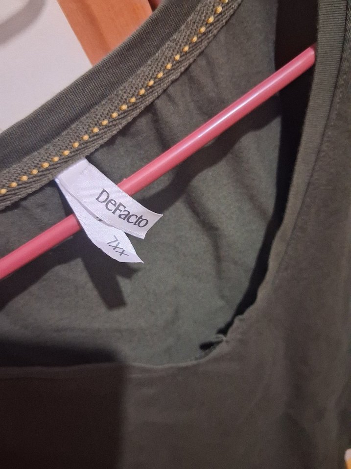 Kadın Haki V Yaka Kısa Kollu Tişört - Görsel 3