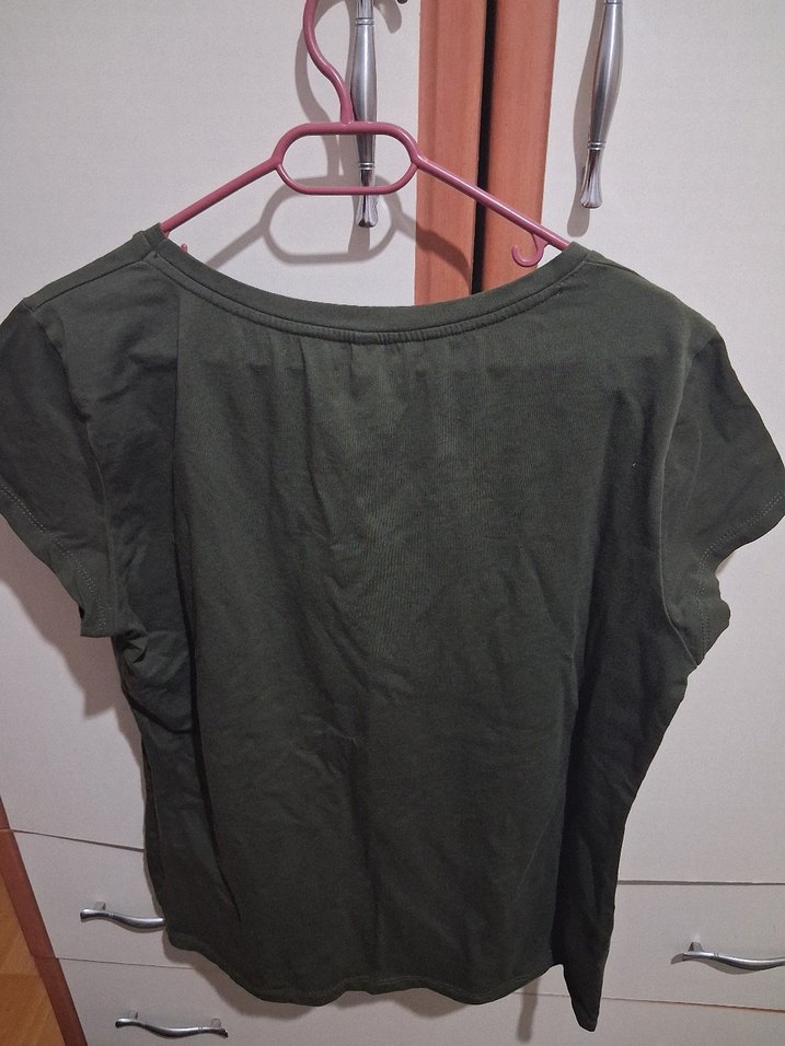 Kadın Haki V Yaka Kısa Kollu Tişört - Görsel 4