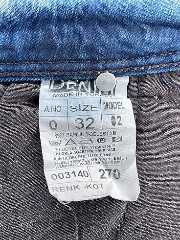 32 Beden çeşitli Renk PreLoved Mini Şort %70 İndirimli.