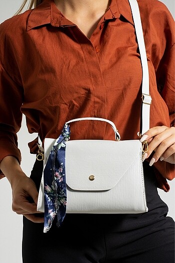 Kadın ayarlanabilir askılı fularlı çapraz omuz çantası beyaz