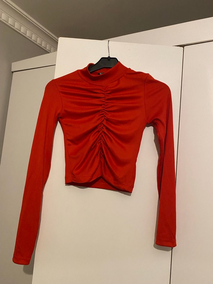 Piliseli Kırmızı Yüksek Yakalı Kadın Bluz - Görsel 2