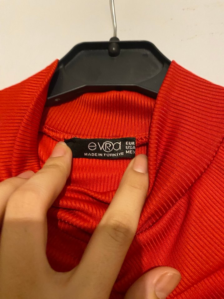 Piliseli Kırmızı Yüksek Yakalı Kadın Bluz - Görsel 3