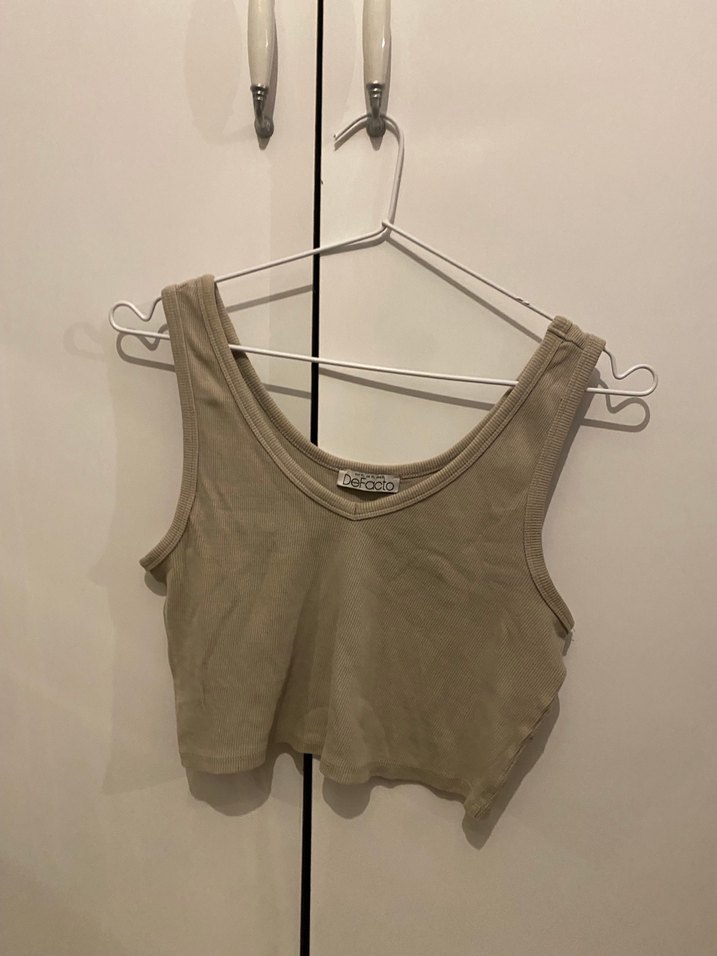 Bej V Yakalı Kadın Atlet - Görsel 3