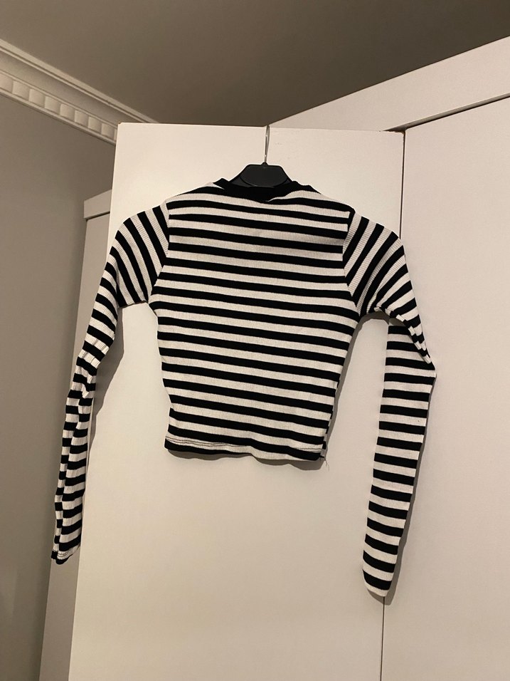 Siyah Beyaz Çizgili Uzun Kollu Crop Top - Görsel 2