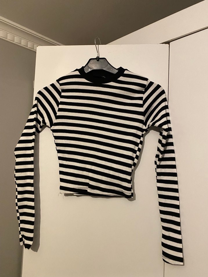 Siyah Beyaz Çizgili Uzun Kollu Crop Top - Görsel 3