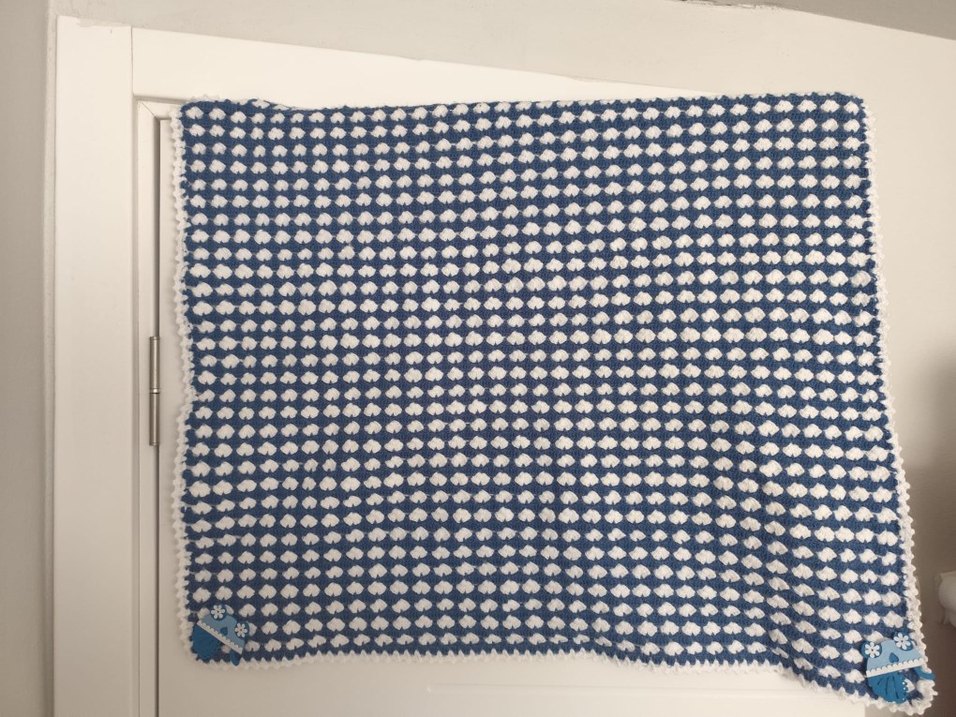 Nakışlı Mavi Örgü Çocuk Battaniyesi - Görsel 2