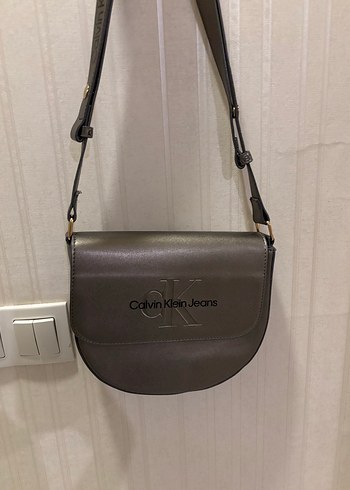 Calvin Klein Gri Deri Kadın Çapraz Çanta - Görsel 3