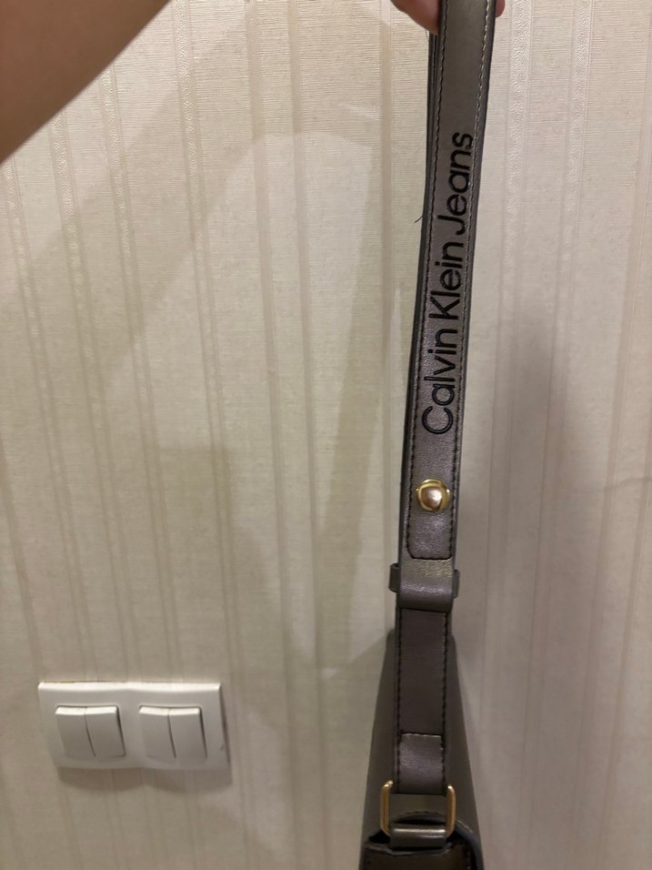 Calvin Klein Gri Deri Kadın Çapraz Çanta - Görsel 4