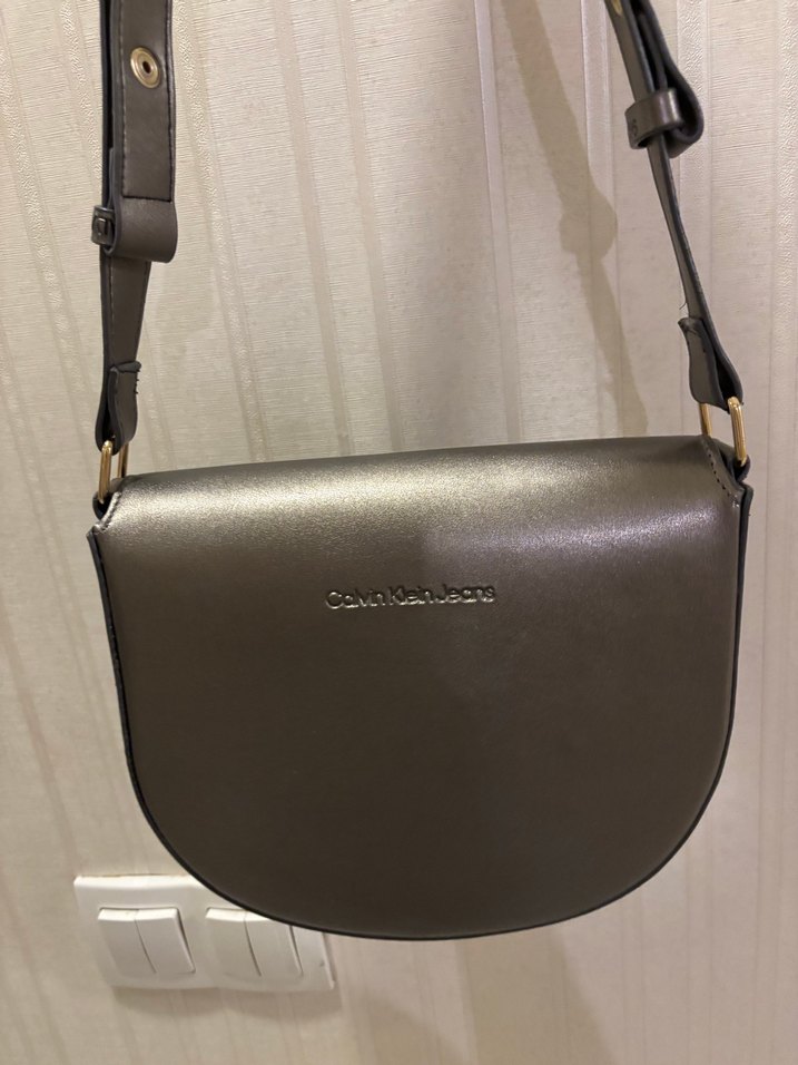 Calvin Klein Gri Deri Kadın Çapraz Çanta - Görsel 2