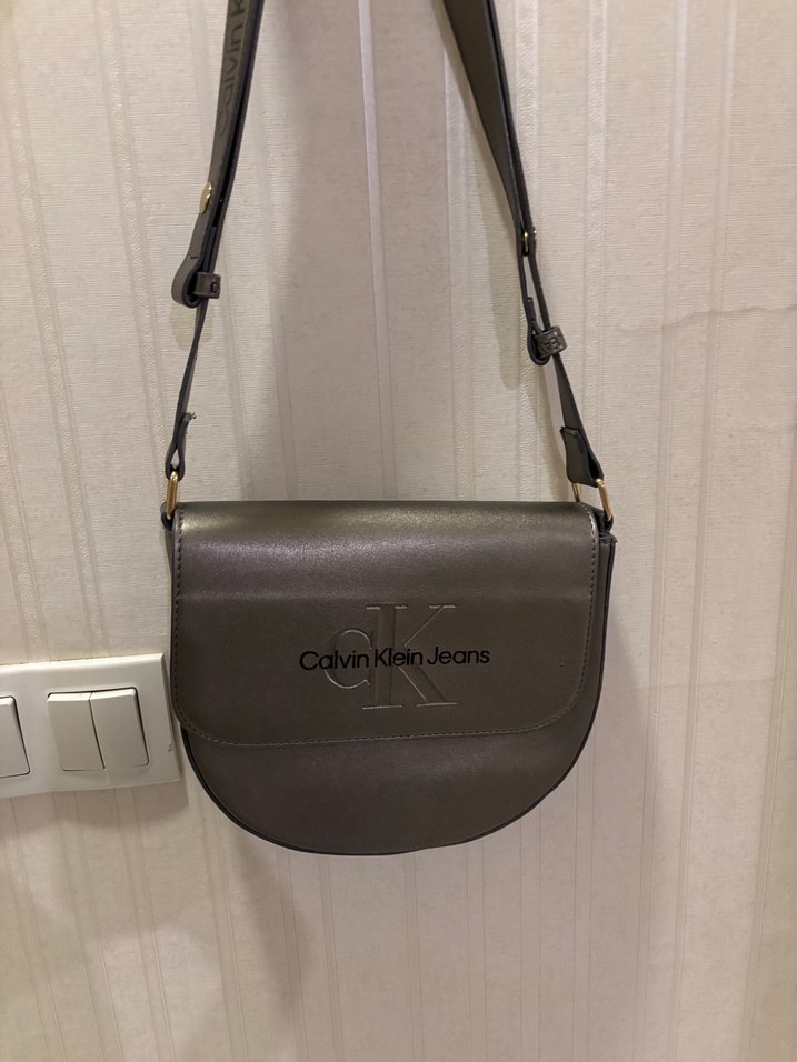 Calvin Klein Gri Deri Kadın Çapraz Çanta - Görsel 3