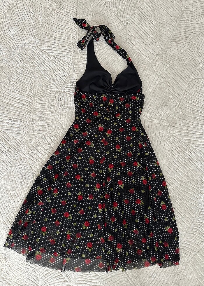 Boyundan bağlamalı sırtı açık elbise - Görsel 4