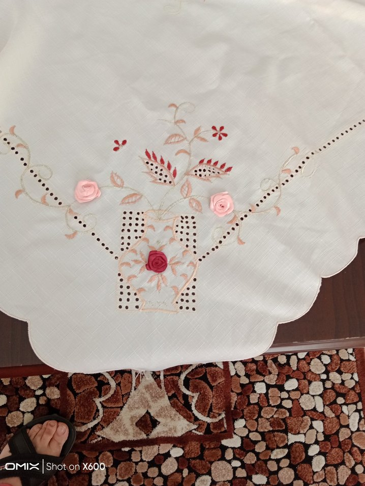 İşlemeli krem Masa Örtüsü - Görsel 2