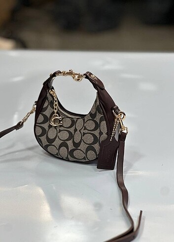 Coach New York Mini Jonie Bag Ürün Boyutu : En:15 cm Boy:12 cm 