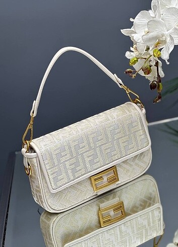 FENDİ - Baguette ???? Ölçüler : 26 cm x 14 cm Fiyat 
