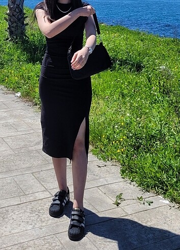 kısa kollu yırtmaçlı elbise 