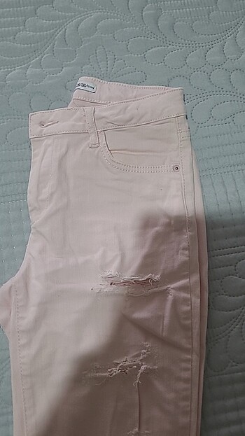 LC Waikiki pudra renginde yırtık pantolon 