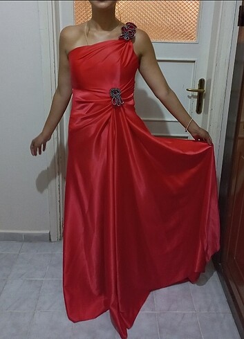 Kadın kırmızı elbise 