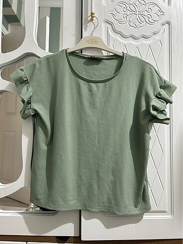 Kolları fırfırlı tshirt