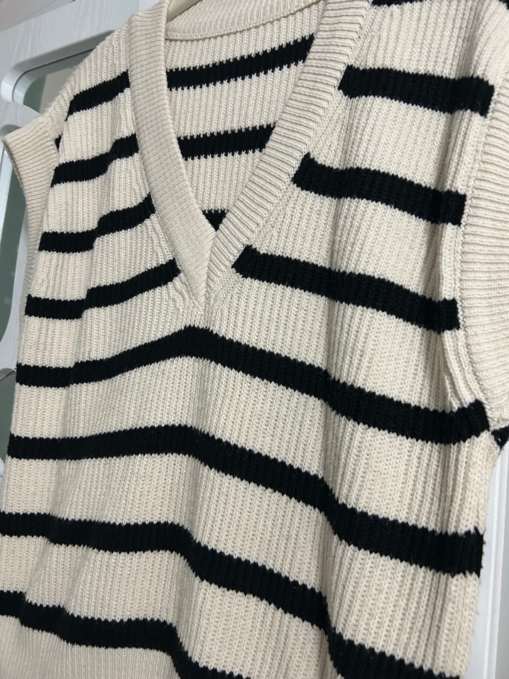 Çizgili V Yaka Triko Süveter - Görsel 2