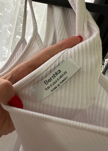 Bershka Beyaz Asimetrik Tek Kol Askılı Kadın Crop Top