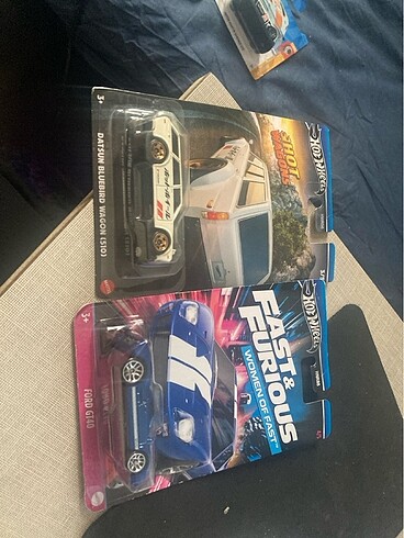 Hotwheels uzun karton Datsun ve fortgt40