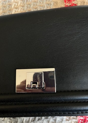 Zincir Detaylı Siyah Yılan Derisi Desenli Deri Çanta - Görsel 2