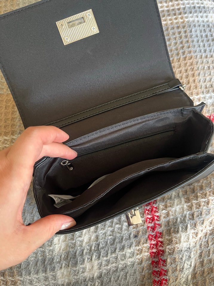 Zincir Detaylı Siyah Yılan Derisi Desenli Deri Çanta - Görsel 4