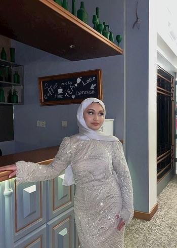 Uzun Kollu, Yüksek Yakalı Bej Drapeli Abiye