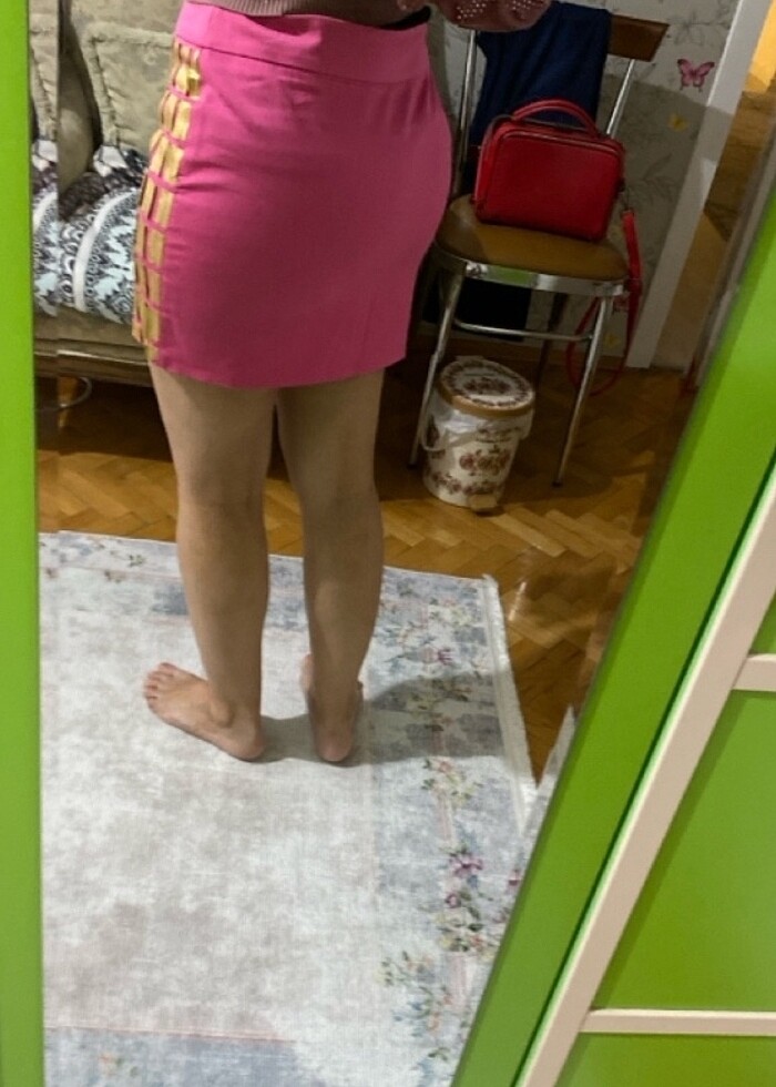 Gold detaylı pembe tasarım kalem etek - Görsel 4