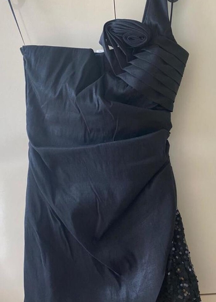 Payetli siyah tek omuz mini saten abiye - Görsel 3