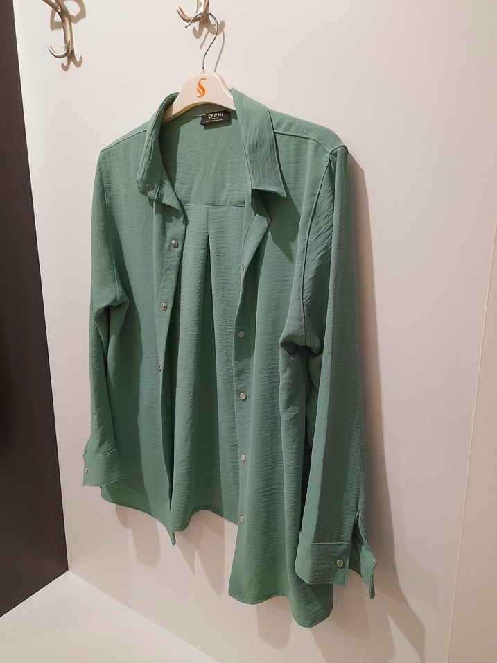 Düğmeli Yakalı Kadın Denim Gömlek - Görsel 4