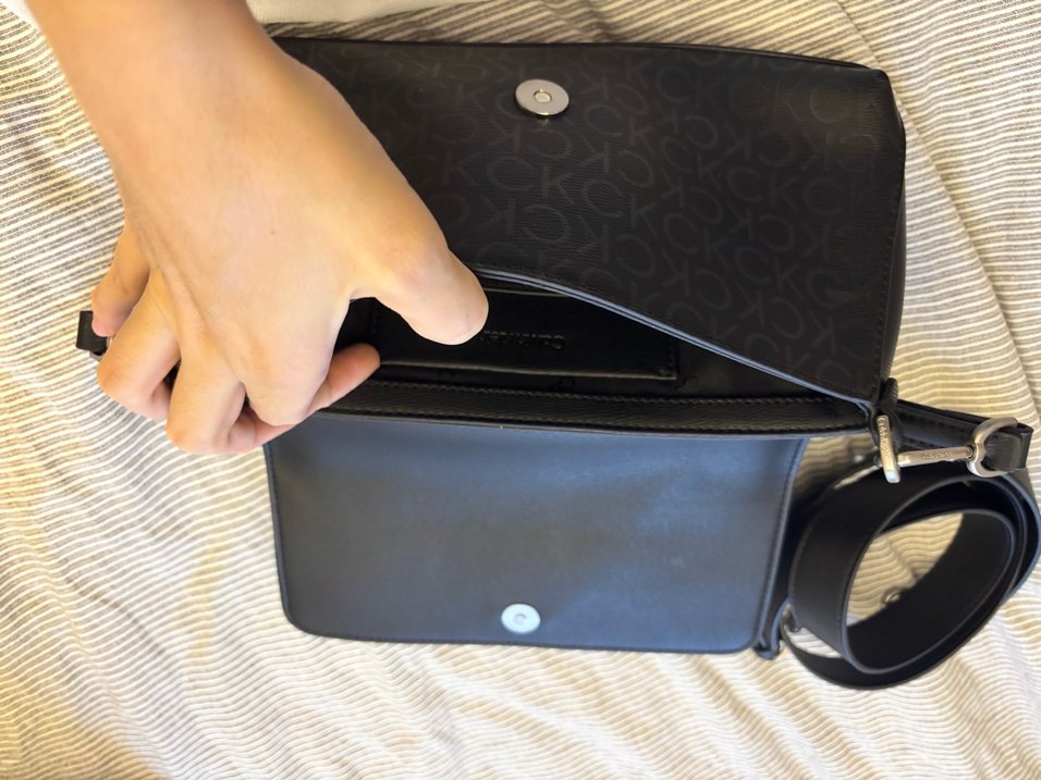 Calvin Klein Siyah Deri Kadın Çapraz Çanta - Görsel 2